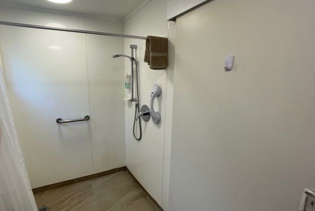PAUA family Apartment accessible shower