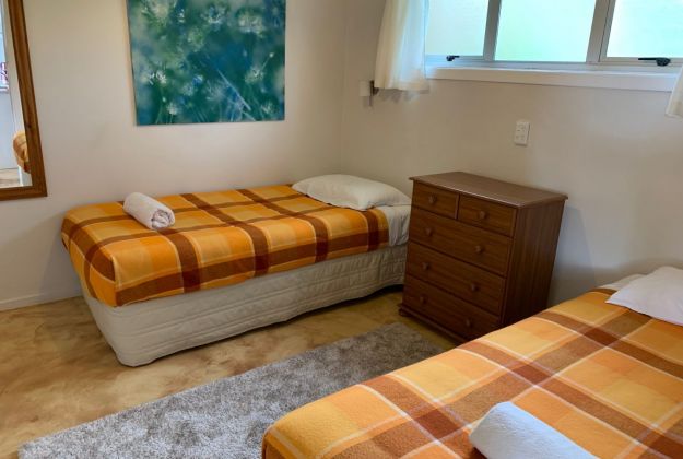 Periwinkle Family Apartment bedroom with 2 single beds