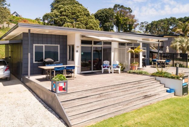 Phoenix Red outdoor living at Doubtless Bay